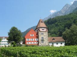 img_6944_vaduz_punainen_talo_medium.jpg