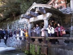 aut12108-kyomizudera-water.jpg