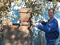 Viiniä tekemässä.