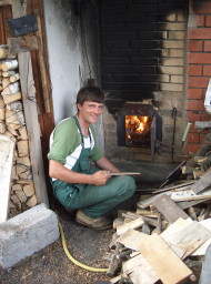 Valdis lämmittää saunaa