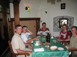 Redjuntissa ruokailemassa