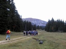 The hike started about 9.00 Sunday morning. (106 kB)