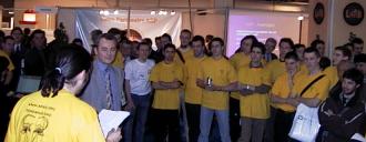 IBM:n edustaja vastaanottaa palkintoa